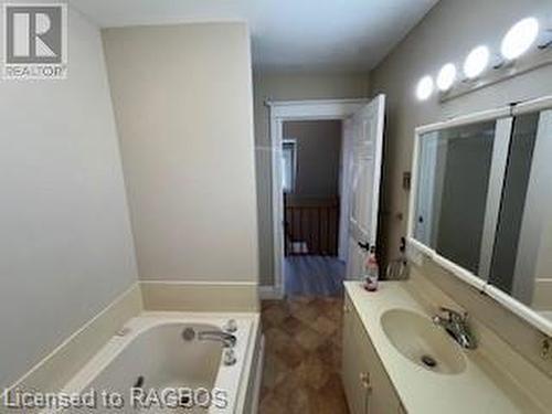 Bathroom featuring a bathing tub and vanity - 745 4Th Avenue East Avenue, Owen Sound, ON 