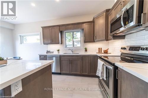 5 Alicia Crescent, Thorold, ON - Indoor Photo Showing Kitchen With Upgraded Kitchen