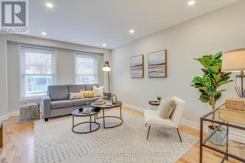 672 Elgin Street, Newmarket, ON - Indoor Photo Showing Living Room