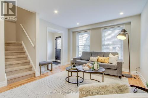 672 Elgin Street, Newmarket, ON - Indoor Photo Showing Living Room