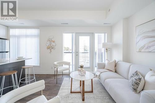 409 - 160 Canon Jackson Drive, Toronto, ON - Indoor Photo Showing Living Room