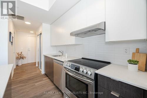 409 - 160 Canon Jackson Drive, Toronto, ON - Indoor Photo Showing Kitchen With Upgraded Kitchen