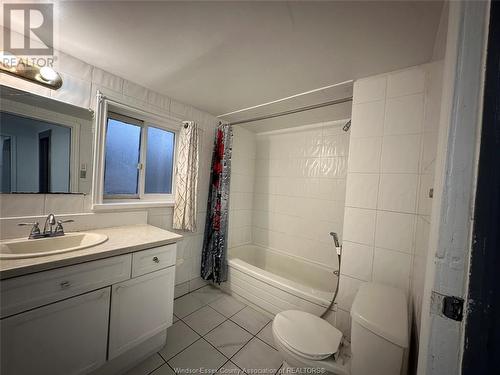 1092 Highland Avenue Unit# Upper, Windsor, ON - Indoor Photo Showing Bathroom