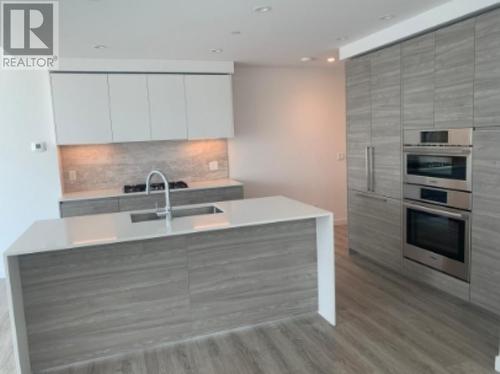 1604 680 Quayside Drive, New Westminster, BC - Indoor Photo Showing Kitchen With Upgraded Kitchen