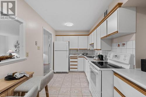 #403 - 60 Inverlochy Boulevard, Markham (Royal Orchard), ON - Indoor Photo Showing Kitchen