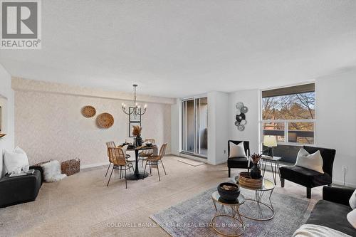 #403 - 60 Inverlochy Boulevard, Markham (Royal Orchard), ON - Indoor Photo Showing Living Room