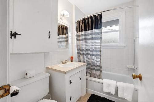 1160 Moosejaw Street, Penticton, BC - Indoor Photo Showing Bathroom