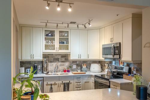 111-1445 Halifax Street, Penticton, BC - Indoor Photo Showing Kitchen