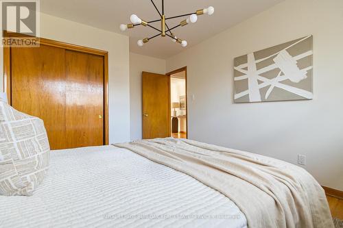 1371 Mountain Grove Avenue, Burlington, ON - Indoor Photo Showing Bedroom