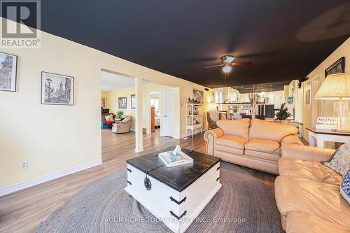 9202 Ninth Line, Halton Hills, ON - Indoor Photo Showing Living Room