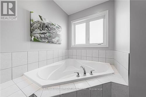 51 Narbonne Crescent, Hamilton, ON - Indoor Photo Showing Bathroom