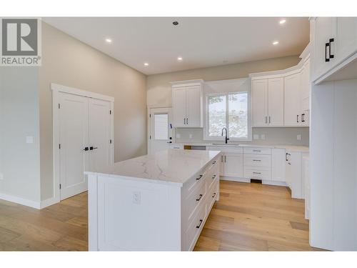 1720 9 Street Se, Salmon Arm, BC - Indoor Photo Showing Kitchen