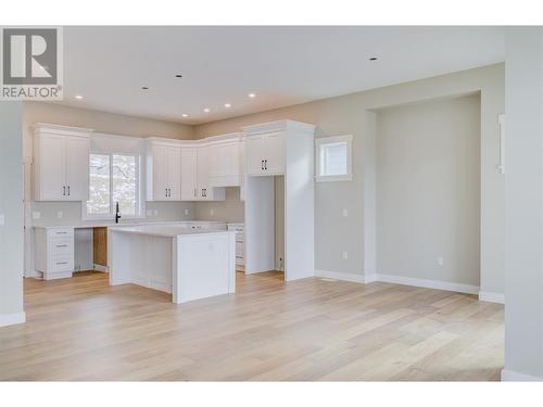 1720 9 Street Se, Salmon Arm, BC - Indoor Photo Showing Kitchen