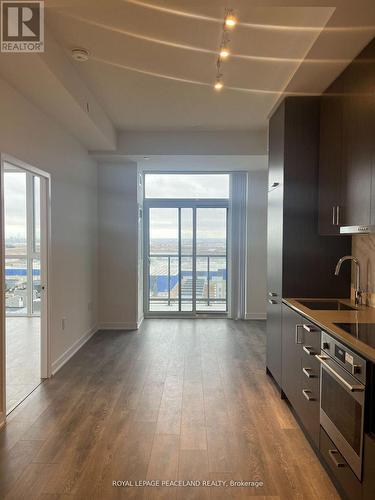 920 - 60 Honeycrisp Crescent, Vaughan, ON - Indoor Photo Showing Kitchen