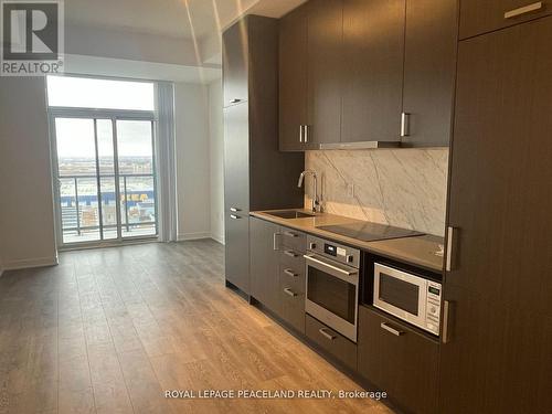 920 - 60 Honeycrisp Crescent, Vaughan, ON - Indoor Photo Showing Kitchen