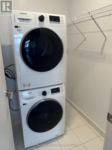 920 - 60 Honeycrisp Crescent, Vaughan, ON - Indoor Photo Showing Laundry Room