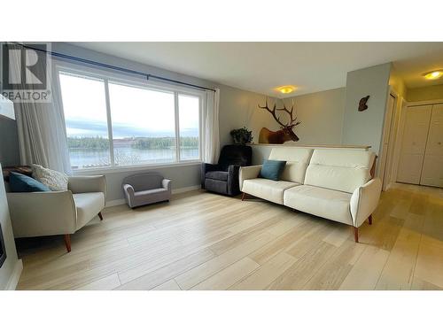 828 Oceanview Drive, Port Edward, BC - Indoor Photo Showing Living Room