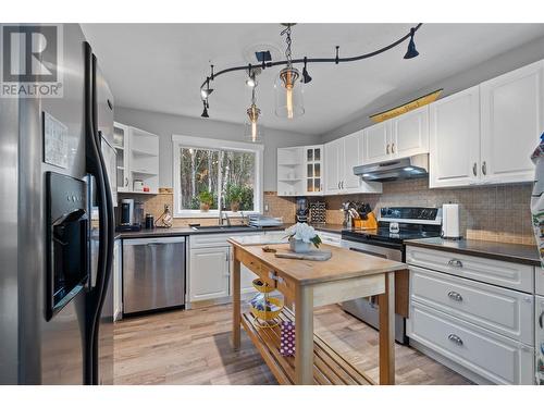 522 Caouette Road, Sorrento, BC - Indoor Photo Showing Kitchen