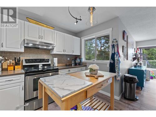 522 Caouette Road, Sorrento, BC - Indoor Photo Showing Kitchen