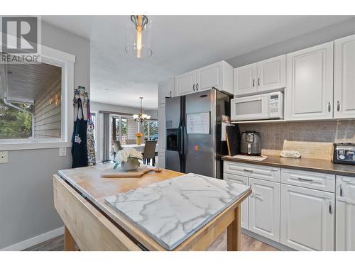 522 Caouette Road, Sorrento, BC - Indoor Photo Showing Kitchen