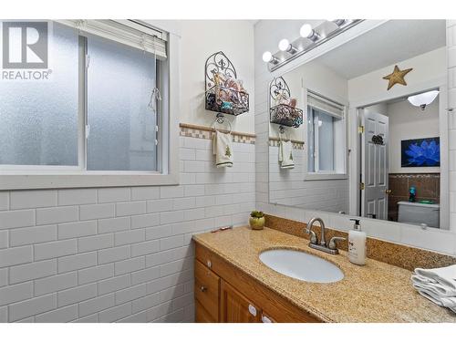 522 Caouette Road, Sorrento, BC - Indoor Photo Showing Bathroom