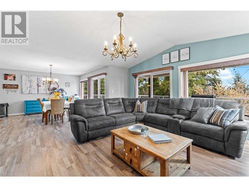 522 Caouette Road, Sorrento, BC - Indoor Photo Showing Living Room