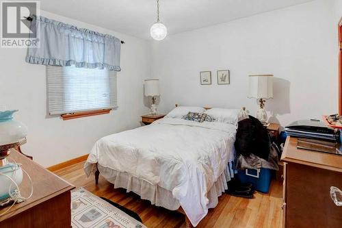 2440 24A Street Sw, Calgary, AB - Indoor Photo Showing Bedroom