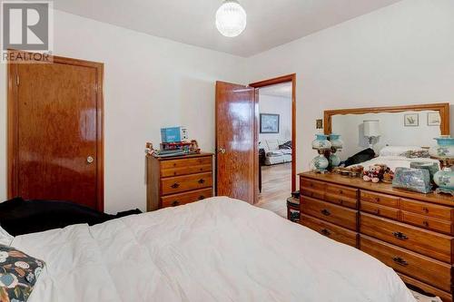 2440 24A Street Sw, Calgary, AB - Indoor Photo Showing Bedroom