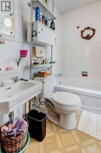 2440 24A Street Sw, Calgary, AB - Indoor Photo Showing Bathroom