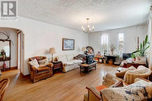 2440 24A Street Sw, Calgary, AB - Indoor Photo Showing Living Room