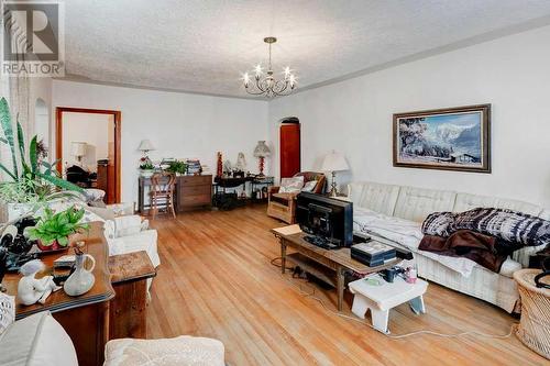 2440 24A Street Sw, Calgary, AB - Indoor Photo Showing Living Room