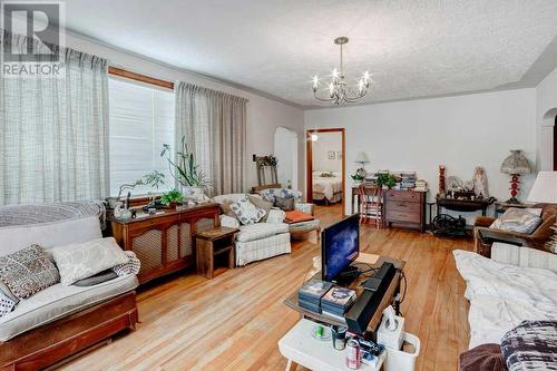 2440 24A Street Sw, Calgary, AB - Indoor Photo Showing Living Room