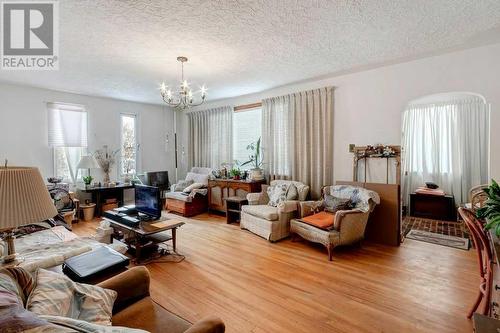 2440 24A Street Sw, Calgary, AB - Indoor Photo Showing Living Room