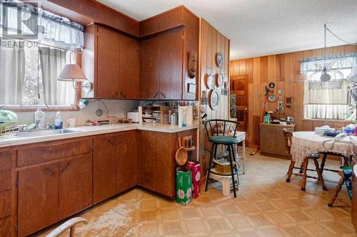 2440 24A Street Sw, Calgary, AB - Indoor Photo Showing Kitchen