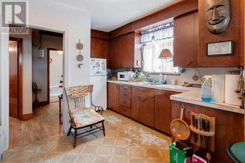 2440 24A Street Sw, Calgary, AB - Indoor Photo Showing Kitchen