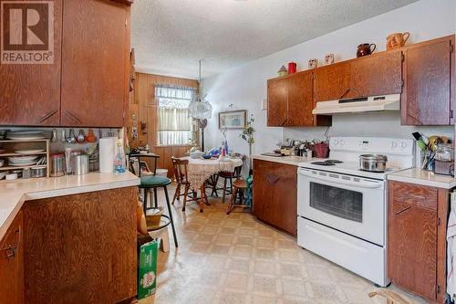 2440 24A Street Sw, Calgary, AB - Indoor Photo Showing Kitchen