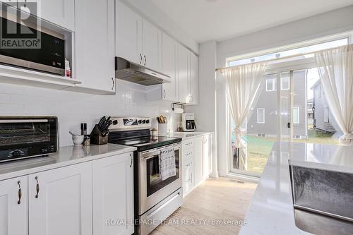 145 Yearling Circle, Ottawa, ON - Indoor Photo Showing Kitchen With Upgraded Kitchen