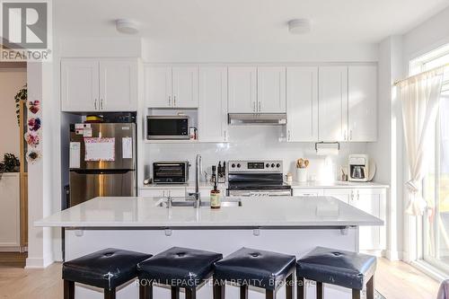 145 Yearling Circle, Ottawa, ON - Indoor Photo Showing Kitchen With Upgraded Kitchen