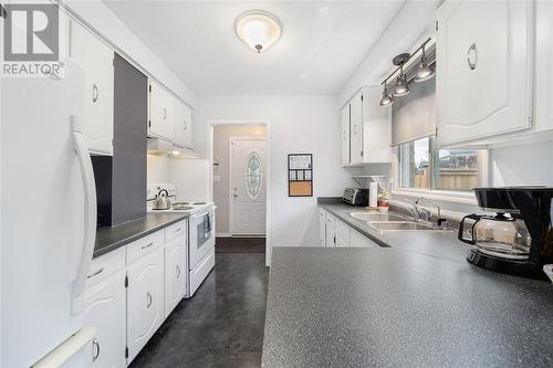 1286 Willa Drive, Sarnia, ON - Indoor Photo Showing Kitchen With Double Sink