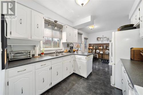 1286 Willa Drive, Sarnia, ON - Indoor Photo Showing Kitchen With Double Sink