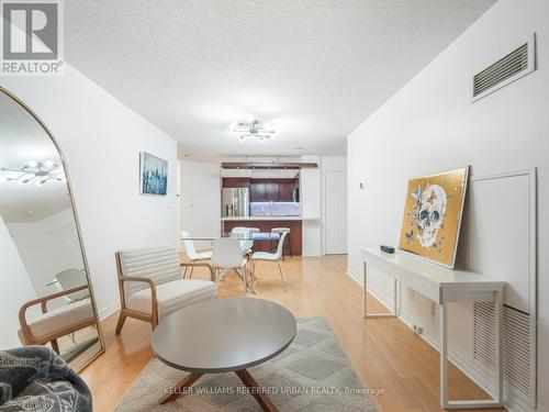 3001 - 18 Spring Garden Avenue, Toronto, ON - Indoor Photo Showing Living Room