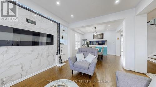 2026 Bridle Road, Oshawa, ON - Indoor Photo Showing Living Room