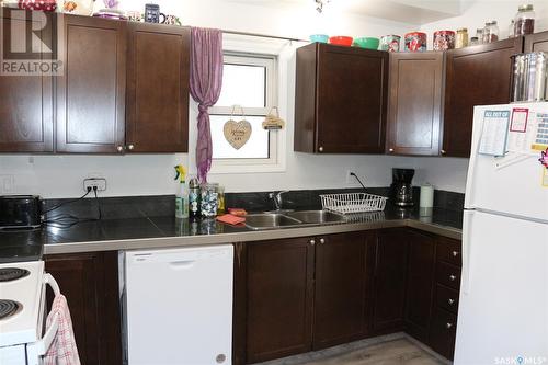 712 I Avenue S, Saskatoon, SK - Indoor Photo Showing Kitchen With Double Sink