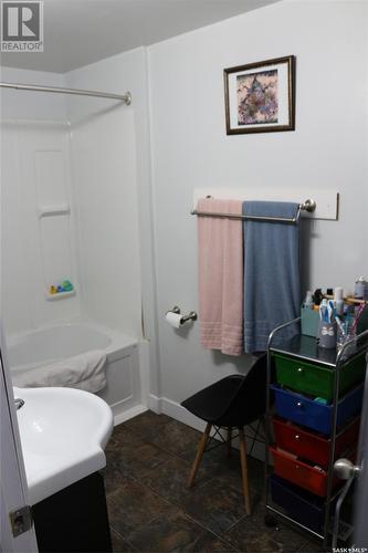 712 I Avenue S, Saskatoon, SK - Indoor Photo Showing Bathroom