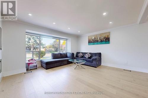 154 Avondale Boulevard, Brampton, ON - Indoor Photo Showing Living Room