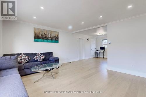 154 Avondale Boulevard, Brampton, ON - Indoor Photo Showing Living Room