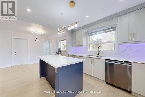 154 Avondale Boulevard, Brampton, ON - Indoor Photo Showing Kitchen