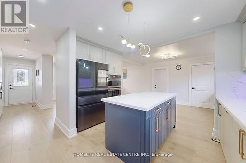 154 Avondale Boulevard, Brampton, ON - Indoor Photo Showing Kitchen