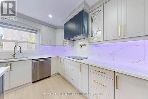 154 Avondale Boulevard, Brampton, ON - Indoor Photo Showing Kitchen With Upgraded Kitchen