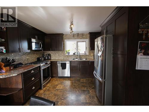 16020 Tupper Village Way, Dawson Creek, BC - Indoor Photo Showing Kitchen With Double Sink With Upgraded Kitchen